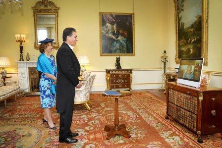 Ambassador Raptakis presents credentials to the Queen 