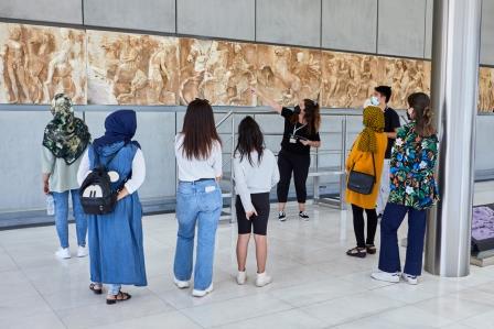 refugees migrants at acropolis museum 2